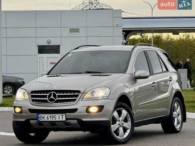 Серый Мерседес М-Класс, объемом двигателя 3.5 л и пробегом 300 тыс. км за 7999 $, фото 1 на Automoto.ua