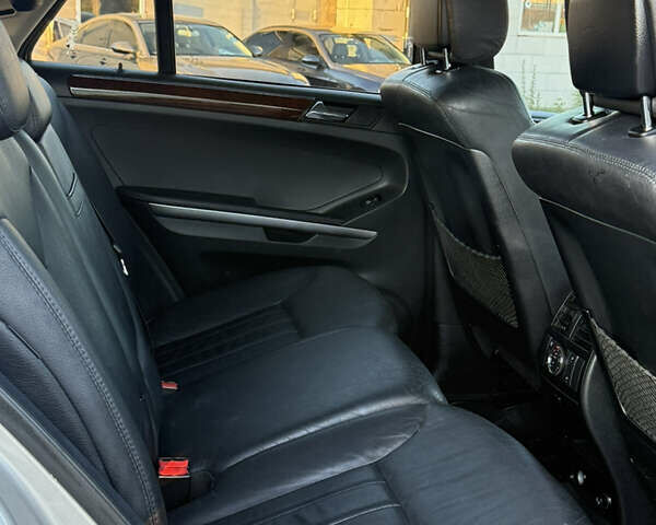 Серый Мерседес М-Класс, объемом двигателя 3.5 л и пробегом 300 тыс. км за 7999 $, фото 20 на Automoto.ua