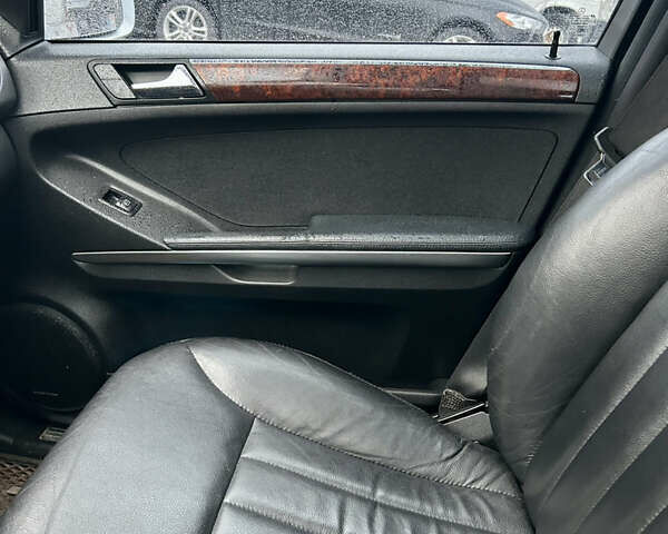 Серый Мерседес М-Класс, объемом двигателя 4.97 л и пробегом 228 тыс. км за 10000 $, фото 3 на Automoto.ua