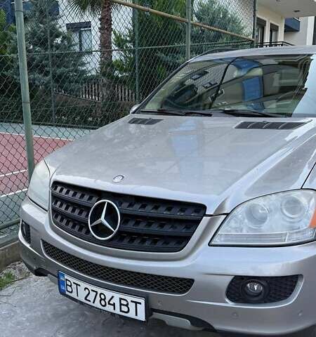 Серый Мерседес М-Класс, объемом двигателя 3.5 л и пробегом 360 тыс. км за 12000 $, фото 2 на Automoto.ua