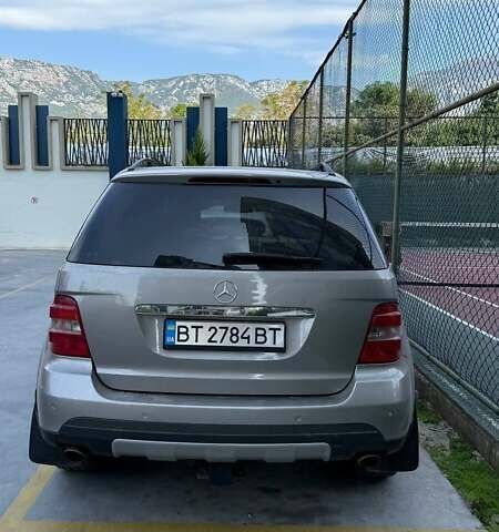 Серый Мерседес М-Класс, объемом двигателя 3.5 л и пробегом 360 тыс. км за 12000 $, фото 1 на Automoto.ua