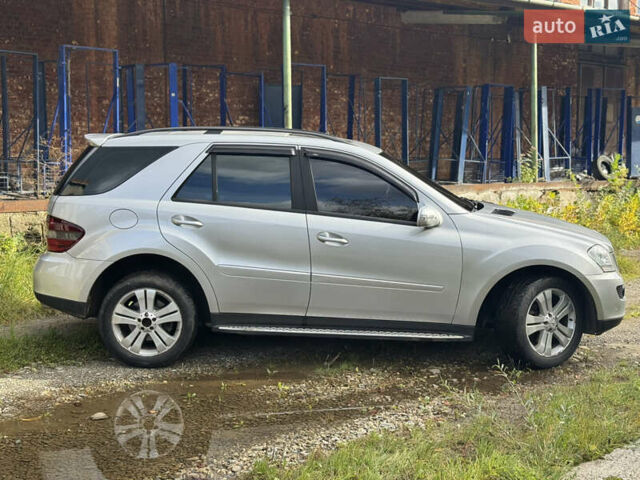 Серый Мерседес М-Класс, объемом двигателя 3 л и пробегом 280 тыс. км за 10990 $, фото 4 на Automoto.ua