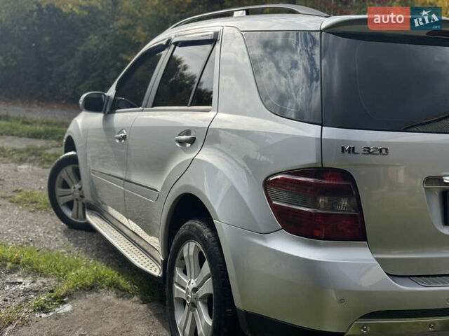 Серый Мерседес М-Класс, объемом двигателя 3 л и пробегом 280 тыс. км за 10990 $, фото 8 на Automoto.ua