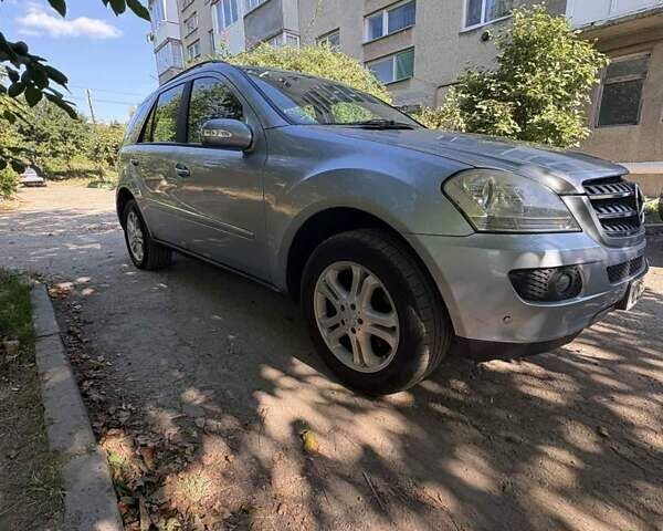 Серый Мерседес М-Класс, объемом двигателя 0 л и пробегом 160 тыс. км за 4939 $, фото 1 на Automoto.ua