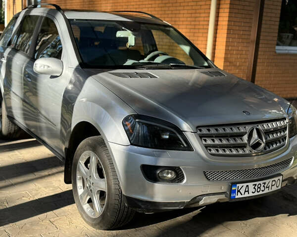 Серый Мерседес М-Класс, объемом двигателя 4.97 л и пробегом 300 тыс. км за 8500 $, фото 2 на Automoto.ua