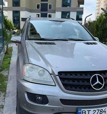 Серый Мерседес М-Класс, объемом двигателя 3.5 л и пробегом 360 тыс. км за 12000 $, фото 4 на Automoto.ua