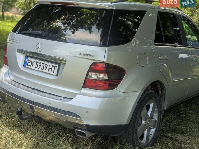 Мерседес М-Класс 2007 в Ровно на Automoto.ua Серый Мерседес М-Класс, объемом двигателя 2.99 л и пробегом 332 тыс. км за 12500 $, фото 6 на Automoto.ua