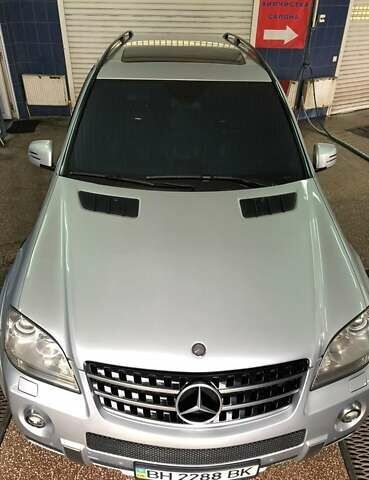 Серый Мерседес М-Класс, объемом двигателя 6.21 л и пробегом 148 тыс. км за 12000 $, фото 2 на Automoto.ua