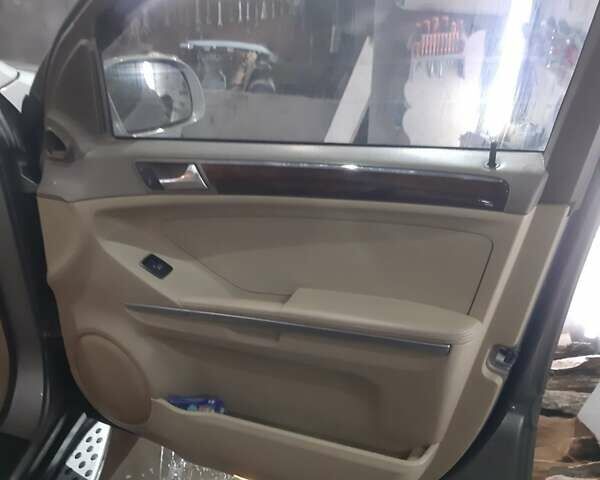 Серый Мерседес М-Класс, объемом двигателя 3.5 л и пробегом 250 тыс. км за 9000 $, фото 4 на Automoto.ua