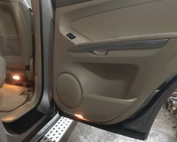 Серый Мерседес М-Класс, объемом двигателя 3.5 л и пробегом 250 тыс. км за 9000 $, фото 12 на Automoto.ua