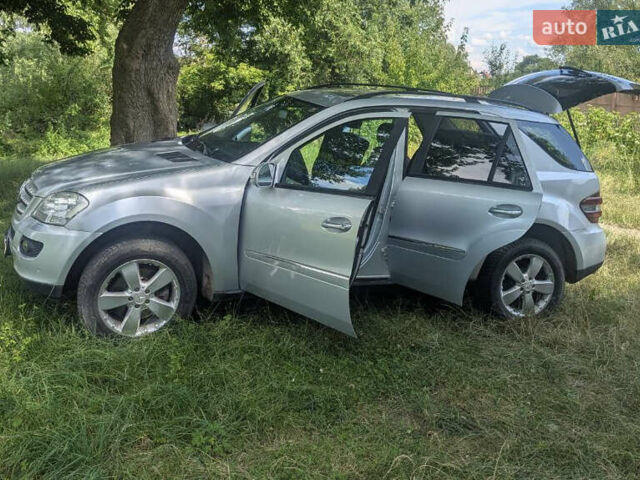 Мерседес М-Класс 2007 в Ровно на Automoto.ua Серый Мерседес М-Класс, объемом двигателя 2.99 л и пробегом 332 тыс. км за 12500 $, фото 4 на Automoto.ua