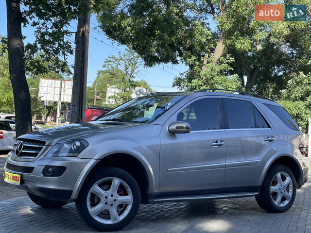 Серый Мерседес М-Класс, объемом двигателя 3.5 л и пробегом 258 тыс. км за 8999 $, фото 1 на Automoto.ua