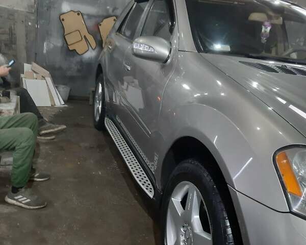 Серый Мерседес М-Класс, объемом двигателя 3.5 л и пробегом 250 тыс. км за 9000 $, фото 7 на Automoto.ua