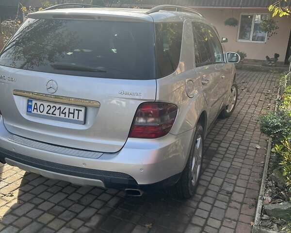 Сірий Мерседес М-Клас, об'ємом двигуна 3 л та пробігом 345 тис. км за 13500 $, фото 3 на Automoto.ua