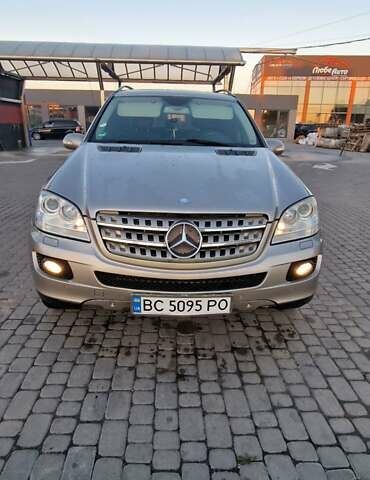 Серый Мерседес М-Класс, объемом двигателя 2.99 л и пробегом 290 тыс. км за 9500 $, фото 1 на Automoto.ua