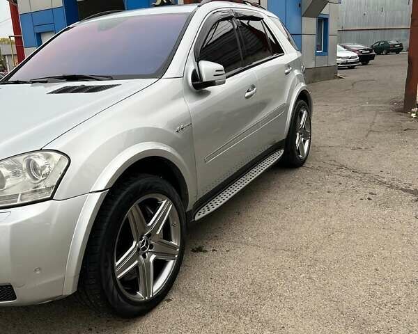 Серый Мерседес М-Класс, объемом двигателя 6.21 л и пробегом 148 тыс. км за 12000 $, фото 3 на Automoto.ua