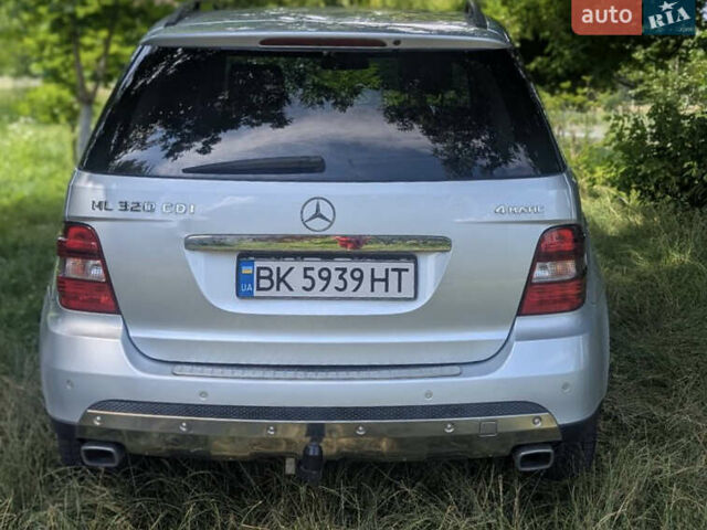 Мерседес М-Класс 2007 в Ровно на Automoto.ua Серый Мерседес М-Класс, объемом двигателя 2.99 л и пробегом 332 тыс. км за 12500 $, фото 7 на Automoto.ua