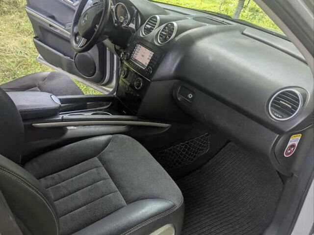 Мерседес М-Класс 2007 в Ровно на Automoto.ua Серый Мерседес М-Класс, объемом двигателя 2.99 л и пробегом 332 тыс. км за 12500 $, фото 12 на Automoto.ua