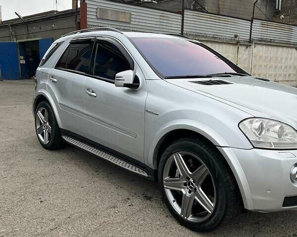 Серый Мерседес М-Класс, объемом двигателя 6.21 л и пробегом 148 тыс. км за 12000 $, фото 4 на Automoto.ua