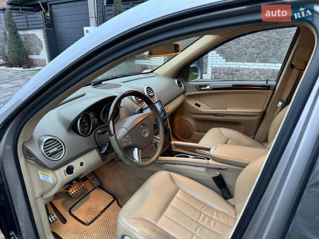 Серый Мерседес М-Класс, объемом двигателя 3.5 л и пробегом 250 тыс. км за 10700 $, фото 1 на Automoto.ua