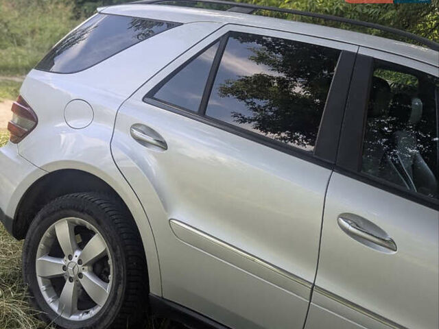 Мерседес М-Класс 2007 в Ровно на Automoto.ua Серый Мерседес М-Класс, объемом двигателя 2.99 л и пробегом 332 тыс. км за 12500 $, фото 9 на Automoto.ua