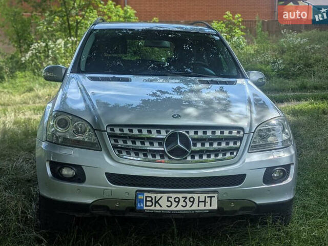 Мерседес М-Класс 2007 в Ровно на Automoto.ua Серый Мерседес М-Класс, объемом двигателя 2.99 л и пробегом 332 тыс. км за 12500 $, фото 1 на Automoto.ua