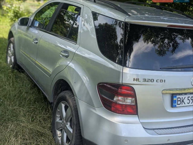 Мерседес М-Класс 2007 в Ровно на Automoto.ua Серый Мерседес М-Класс, объемом двигателя 2.99 л и пробегом 332 тыс. км за 12500 $, фото 8 на Automoto.ua