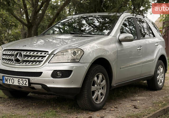 Серый Мерседес М-Класс, объемом двигателя 3 л и пробегом 300 тыс. км за 6300 $, фото 1 на Automoto.ua