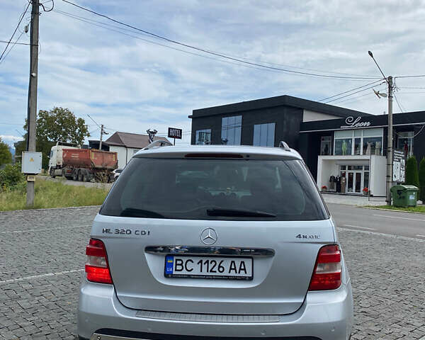 Сірий Мерседес М-Клас, об'ємом двигуна 3 л та пробігом 240 тис. км за 10700 $, фото 4 на Automoto.ua