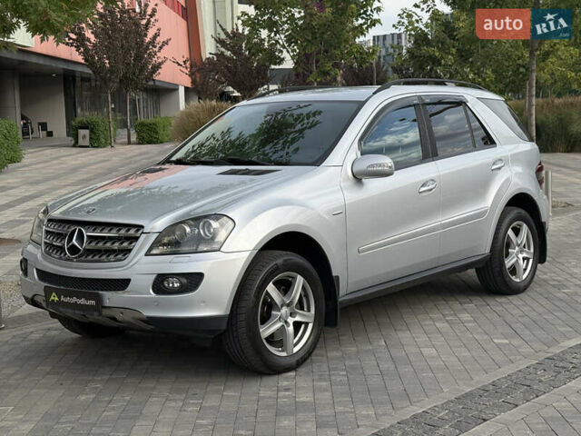 Сірий Мерседес М-Клас, об'ємом двигуна 3 л та пробігом 405 тис. км за 11500 $, фото 1 на Automoto.ua