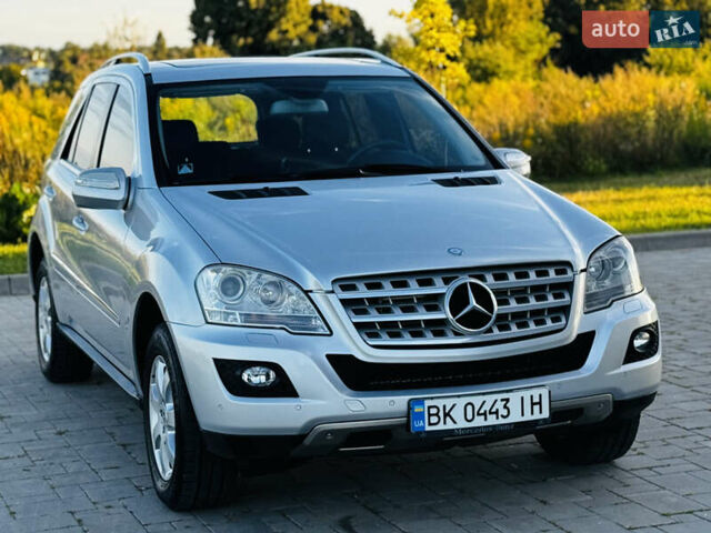 Сірий Мерседес М-Клас, об'ємом двигуна 3 л та пробігом 345 тис. км за 11499 $, фото 1 на Automoto.ua