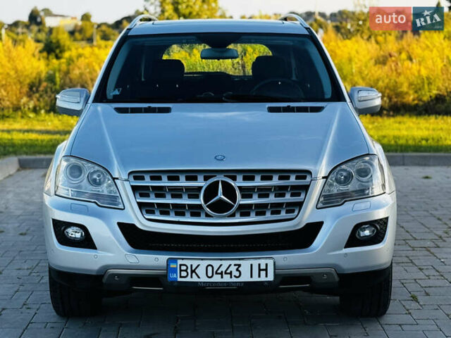 Сірий Мерседес М-Клас, об'ємом двигуна 3 л та пробігом 345 тис. км за 11499 $, фото 2 на Automoto.ua