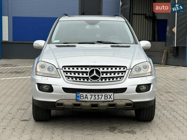 Сірий Мерседес М-Клас, об'ємом двигуна 3.5 л та пробігом 223 тис. км за 8999 $, фото 1 на Automoto.ua