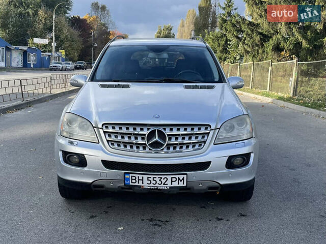 Серый Мерседес М-Класс, объемом двигателя 3.5 л и пробегом 210 тыс. км за 8400 $, фото 1 на Automoto.ua