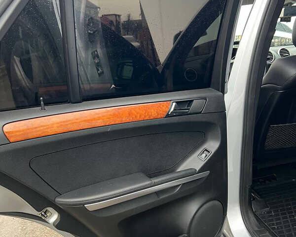 Сірий Мерседес М-Клас, об'ємом двигуна 3.5 л та пробігом 258 тис. км за 10500 $, фото 9 на Automoto.ua