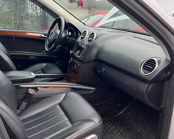 Сірий Мерседес М-Клас, об'ємом двигуна 3.5 л та пробігом 258 тис. км за 10500 $, фото 10 на Automoto.ua