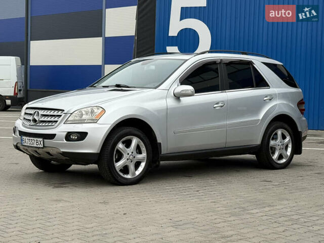 Серый Мерседес М-Класс, объемом двигателя 3.5 л и пробегом 223 тыс. км за 9999 $, фото 5 на Automoto.ua