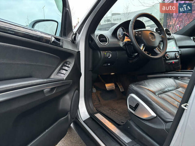 Серый Мерседес М-Класс, объемом двигателя 3 л и пробегом 406 тыс. км за 11000 $, фото 9 на Automoto.ua