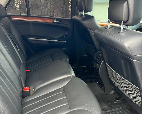 Сірий Мерседес М-Клас, об'ємом двигуна 3.5 л та пробігом 258 тис. км за 10500 $, фото 12 на Automoto.ua