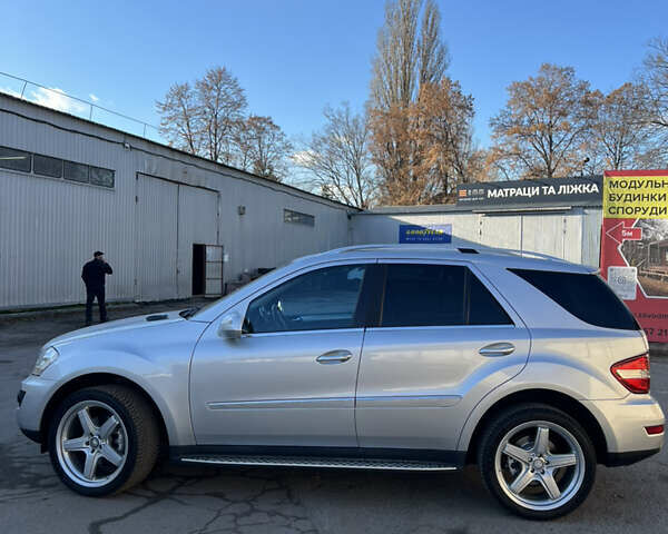 Серый Мерседес М-Класс, объемом двигателя 2.99 л и пробегом 254 тыс. км за 14499 $, фото 1 на Automoto.ua