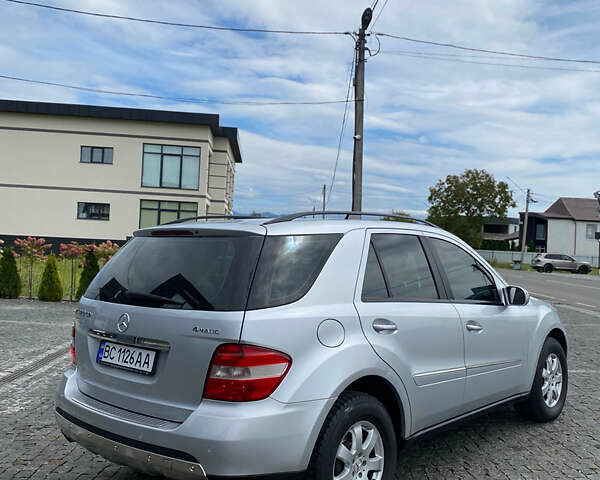 Сірий Мерседес М-Клас, об'ємом двигуна 3 л та пробігом 240 тис. км за 10700 $, фото 3 на Automoto.ua