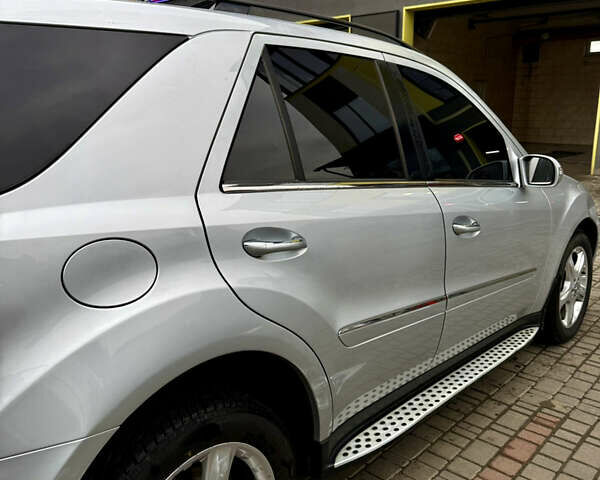 Серый Мерседес М-Класс, объемом двигателя 3 л и пробегом 292 тыс. км за 14000 $, фото 2 на Automoto.ua