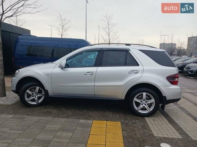 Серый Мерседес М-Класс, объемом двигателя 3 л и пробегом 406 тыс. км за 10500 $, фото 6 на Automoto.ua