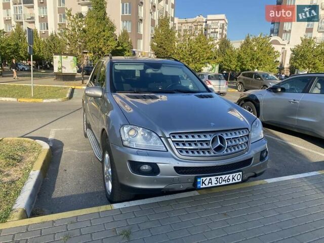 Сірий Мерседес М-Клас, об'ємом двигуна 3.5 л та пробігом 349 тис. км за 12000 $, фото 3 на Automoto.ua