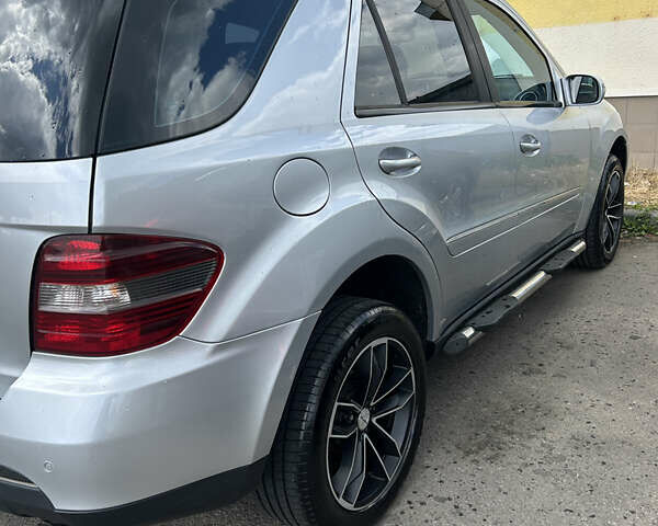 Сірий Мерседес М-Клас, об'ємом двигуна 3 л та пробігом 435 тис. км за 10500 $, фото 2 на Automoto.ua