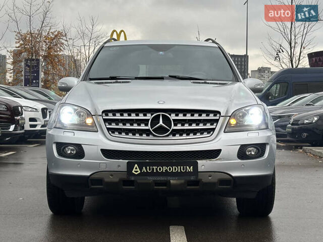 Серый Мерседес М-Класс, объемом двигателя 3 л и пробегом 406 тыс. км за 11000 $, фото 3 на Automoto.ua