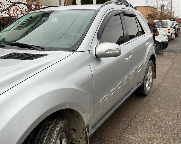 Сірий Мерседес М-Клас, об'ємом двигуна 3.5 л та пробігом 258 тис. км за 10500 $, фото 2 на Automoto.ua