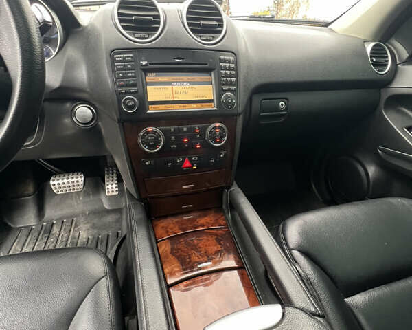 Сірий Мерседес М-Клас, об'ємом двигуна 3.5 л та пробігом 248 тис. км за 10599 $, фото 21 на Automoto.ua