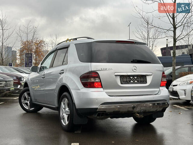 Серый Мерседес М-Класс, объемом двигателя 3 л и пробегом 406 тыс. км за 11000 $, фото 1 на Automoto.ua