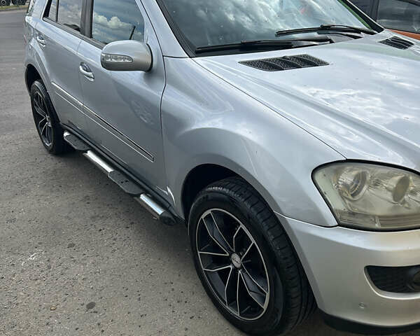 Сірий Мерседес М-Клас, об'ємом двигуна 3 л та пробігом 435 тис. км за 10500 $, фото 1 на Automoto.ua